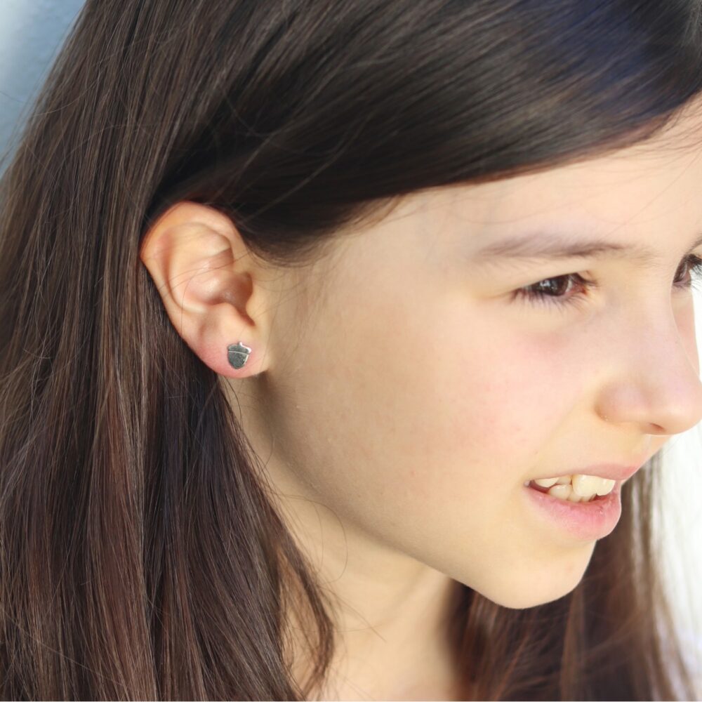 Eekhoorntje & Nootje Oorknopjes gedragen