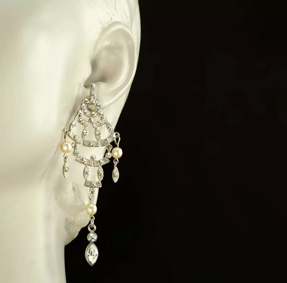 Strass Chandelier Earrings with faux pearls.