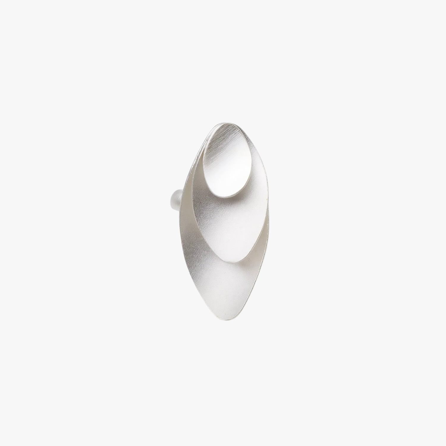 Zilveren Ring met Gelaagd motief Zilveren Ring met Gelaagd motief Yazzy's Fashion Accessories Zilveren Ring met Gelaagd motief met overlappende sculpturale vormen en geborstelde zilveren afwerking.